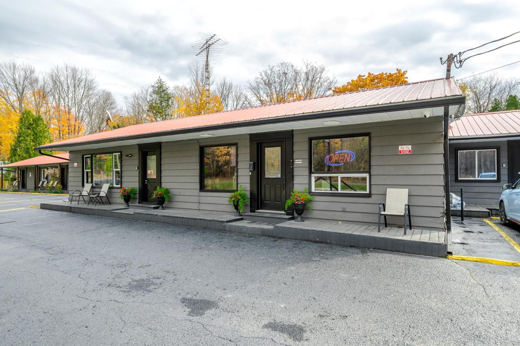 Moira Lake Motel Madoc Exterior photo